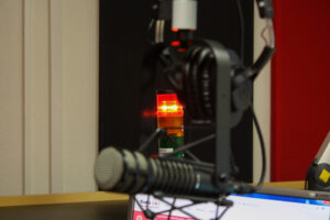 Ein Mikrofon im Radio4TNG - Studio - onAir während einer Sendung